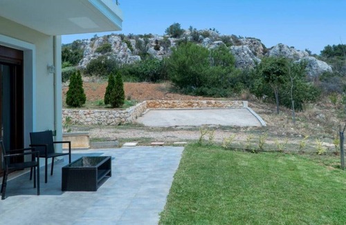 Pitharion House | Modern & Quiet on the Hill