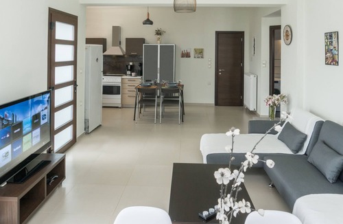 Pitharion House | Modern & Quiet on the Hill