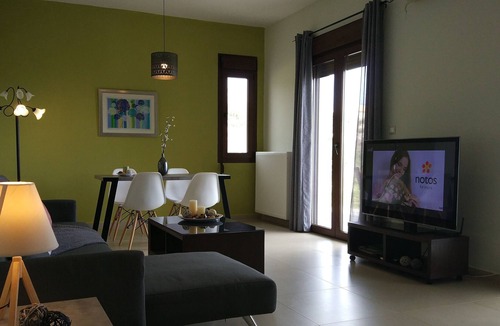 Pitharion House | Modern & Quiet on the Hill