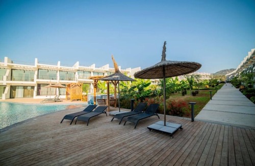 Bahceli Apartment | Modern studio: Relaxation with pool & sea view