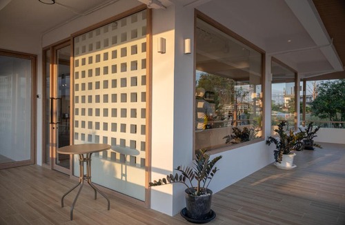 Krathum Lom Hotel | Morning Place