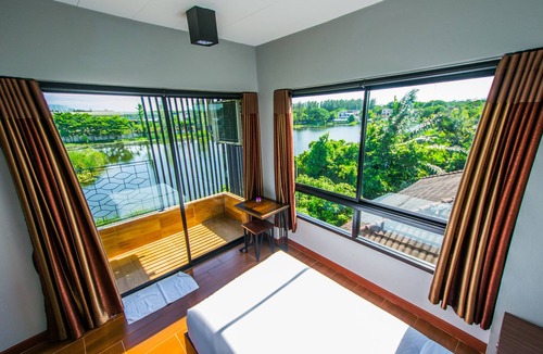 Racha Thewa Hotel | Na Siri Lakeview