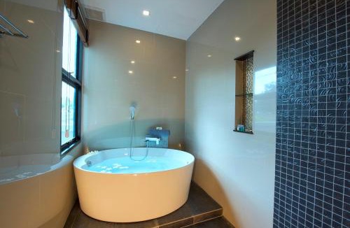 Krabi Villa | Narintara Private Villas - Hotel style service with Free Tuk Tuk to the beach