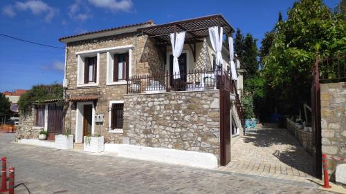 Gefira Mpania Apartment | Naupactus unique harbor apartment in a stone house!