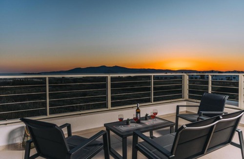 Plaka Apartment | Naxos Cube Villa Panoramic Views Maisonette with Sea View 2 min walk to Plaka Beach