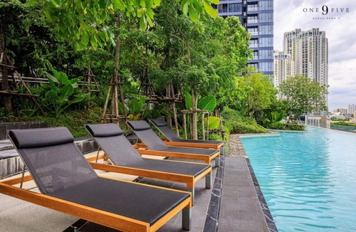 Rama 9 Apartment | Near RCA w/Skyview, Pool, Gym & 5m to MRT