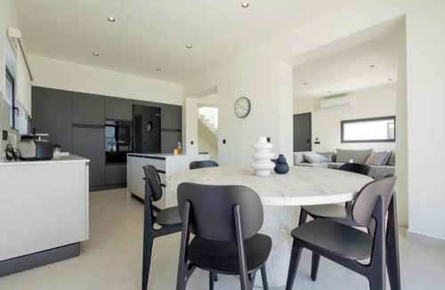 Kremasti House | Noera Villas | Spacious Three-Bedroom Villa with Private Infinity Pool