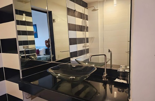 Rawai Hotel | One World One Home Naiharn Hotel
