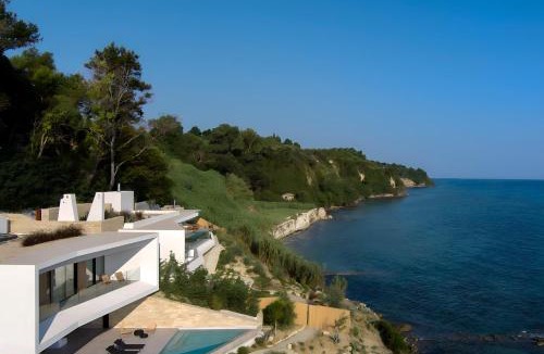 Akrotiri Villa | Opsis villas, A waterfront & architectural retreat