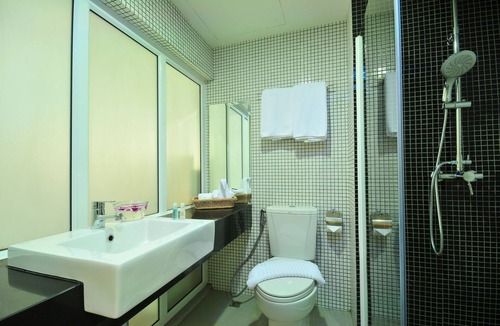 Si Phraya Hotel | OYO 225 Premier Place Hotel