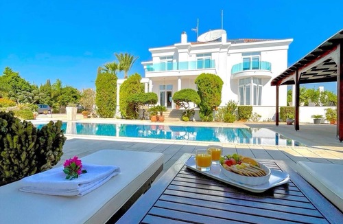 Oroklini Villa | Palmera Mansion