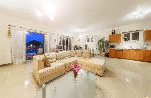 Akrotiri Villa | Parys Villas