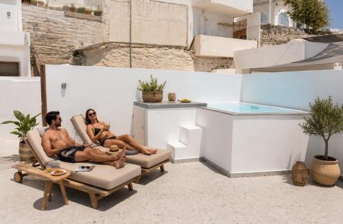 Fira Hotel | Pattys Desing Suites- Private Hot Tub with yard- Fira Center