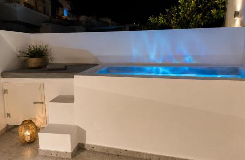 Fira Hotel | Pattys Desing Suites- Private Hot Tub with yard- Fira Center