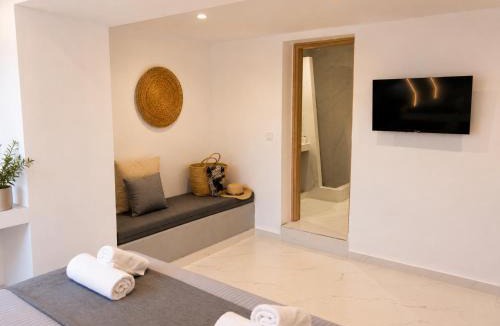 Fira Hotel | Pattys Desing Suites- Private Hot Tub with yard- Fira Center