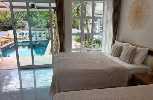 Saladan House | Penn house with shared pool