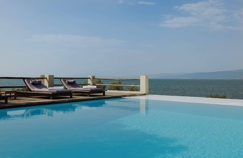 Amfilochia Villa | Perfect retreat for large families and groups of friends.