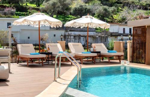 Filaki Villa | Petroktisto Luxury Villa Pool & Heated Jaccuzzi