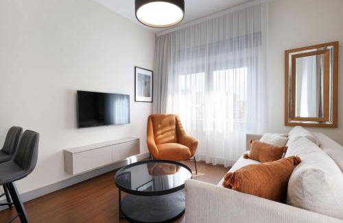 City Centre Apartment | Phaedrus Living Mini Art House Monet