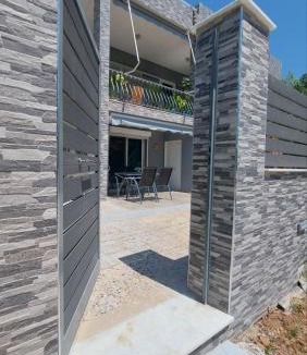 Karakiani Apartment | Plaza House