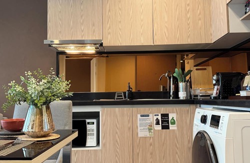 Khlong Tan Nuea Apartment | Pool/Gym Floor · Desk, Fast Wi-Fi, Balcony