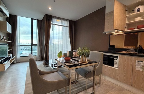 Khlong Tan Nuea Apartment | Pool/Gym Floor · Desk, Fast Wi-Fi, Balcony
