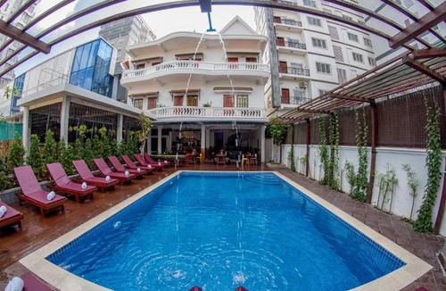 Chamkar Mon Hotel | Poolside Villa