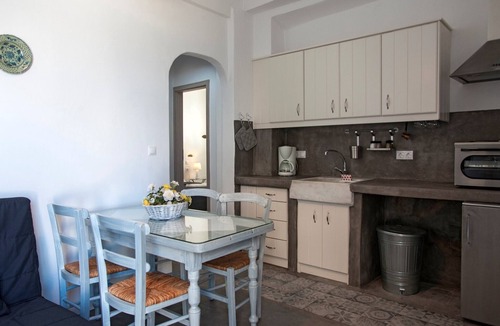 Parikia House | Portes View House Traditional Apartment in old town