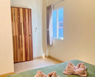 Khlong Sok House | private room with share bathroom at Little wild house Khaosok