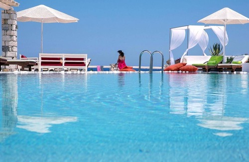 Naousa Villa | R 159 Superior 3-Bedroom Villa with Outdoor Jacuzzi Garden View with Breakfast
