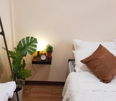 Thanon Phetchaburi House | Real Bangkok Guesthouse Private 3BR Home 3 Min to BTS Ratchathewi