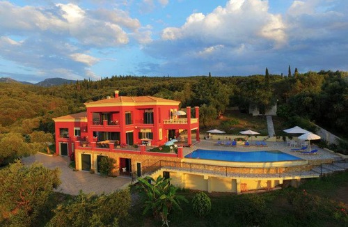 Sfakera House | Red Queen