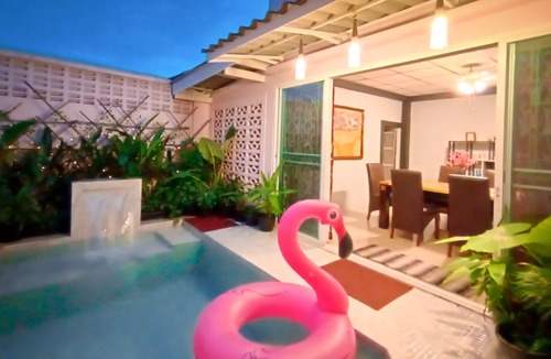 Phra Khanong House | Relax place in Bangkok, simple house + small pool + near BTS