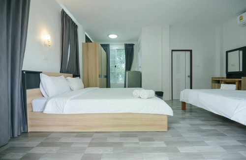 Chom Bueng Resort | Reuan Chom Dao Resort