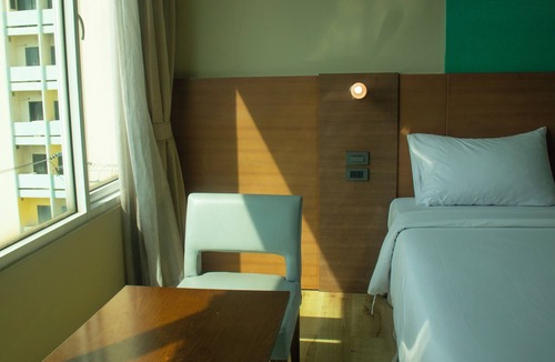 Bang Phlat Hotel | Riverside Bangkok Hotel