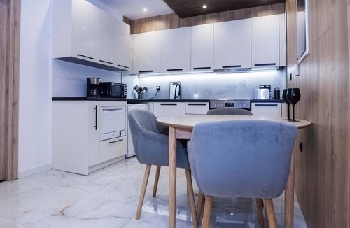 Stamata Apartment | Romantic Luxury Hot Tub Retreat w Parking in Anixi
