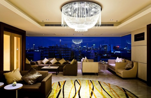 Pom Prap Sattru Phai Hotel | Royal Princess Larn Luang