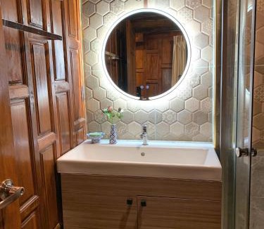 Pak Kret Hotel | Ruean Yai Jieam เรือนยายเจียม