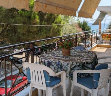 Flogita Apartment | Rustic by the Sea