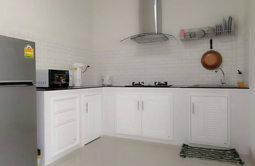 Wua Lai House | Saturday night street nearby home and rooms.