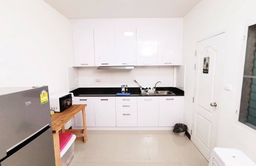 Wua Lai House | Saturday night street nearby home and rooms.