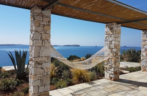 Nea Cryssi Akti House | Sea front 3-bedroom house in Paros perfect for your getaway