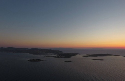 Nea Cryssi Akti House | Sea front 3-bedroom house in Paros perfect for your getaway