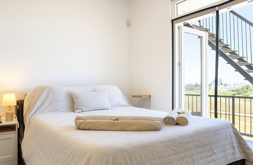 Oroklini Bed & Breakfast | Sea View Oasis: Private Room, Pool, Beach & Gym