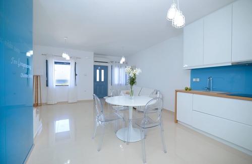 Mochlos House | Seafront house with Jacuzzi, 20 meters to the Beach and Restaurants in Mochlos