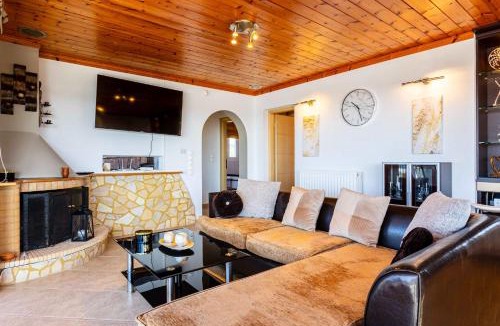 Agrilos Apartment | Seaview & Nature Retreat - Filiatra's Cozy Hideaway