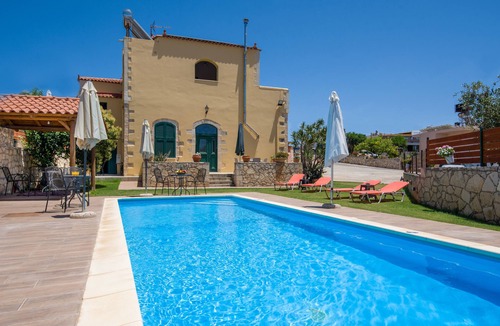 Chorafakia Apartment | Skandalis Apartments with sea & pool view (Klio)