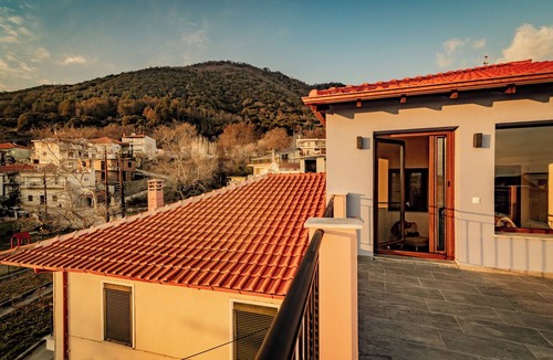 Lagkadas Apartment | Sochos - Sohos Traditional Homes - "Marasi" -Located right next to the mountain.