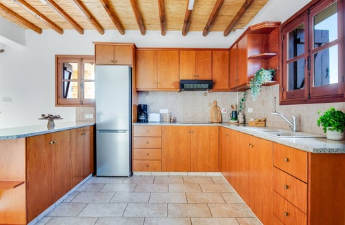 Peristerona Villa | Spacious 7-BDR Villa with Pool & Sea View