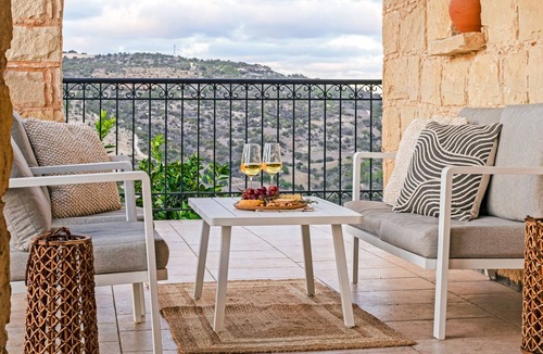 Peristerona Villa | Spacious 7-BDR Villa with Pool & Sea View